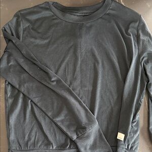 Vuori Black Lightweight Crewneck Long Sleeve. Black pants to match.
Set